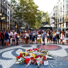 Ramos de flores y objetos depositados en el mural de Miro de La Rambla de Barcelona. ALEJANDRO GARCIA