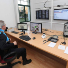 La imagen muestra el centro de control de video vigilancia. DE LA MATA