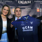 Mireia junto a Blanco y Mendoza con la camiseta del Ucam.