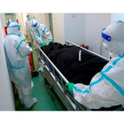 Trabajadores sanitarios sacan a un fallecido en un hospital de Rumanía. ROBERT GHEMENT