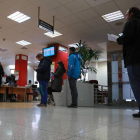Varias personas, en una oficina pública de empleo