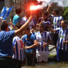 Aficionados de la Ponferradina celebran el triunfo y el ascenso a Segunda División.