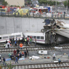 El accidente dejó escenas dantescas con decenas de muertos y heridos tumbados sobre las vías del tren a la entrada de Santiago de Compostela.