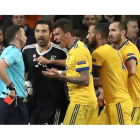 El árbitro expulsó a Buffon tras las protestas del portero italiano por el penalti pitado a Lucas Vázquez en el añadido. KIKO HUESCA