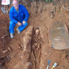 Alfonso González Guerrero, junto a la antiquísima tumba que encontró en una zona de castaños.
