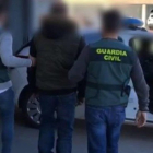 La Guardia Civil practica una detención en una operación en León. GUARDIA CIVIL