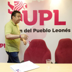 Luis Mariano Santos, secretario general de la UPL, ayer a su llegada al Consejo General para decidir el pacto. FERNANDO OTERO