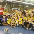 Felices y contentas, las jugadoras del Itxako hicieron buena su condición de favoritas.