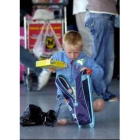 Un niño guarda cosas en su mochila para facturar