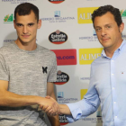 Sergio Buenacasa y Eduardo Domínguez, en la presentación del primero como nuevo jugador de la Ponferradina. L. DE LA MATA