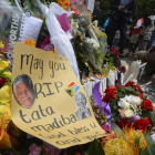 Un grupo de ciudadanos honra la memoria del ex presidente Mandela en Johannesburgo.