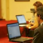 Numerosos empresarios siguieron en directo la mesa redonda; otros 3.200, por Internet