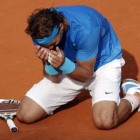 El español se arrodilla sobre la tierra de París para celebrar su triunfo ante Federer.
