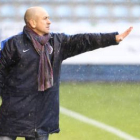 Claudio da órdenes desde el banquillo en la tarde de ayer.