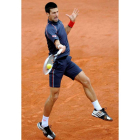 Djokovic devuelve una bola.