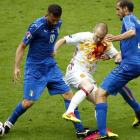 Iniesta, el jugador con más calidad de España, cayó en la red que tejió Conte. IAN LANGSDON