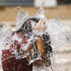 Una niña se refresca en una fuente en Córdoba. SALAS