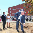 El director de Vitatene, Pedro Martínez Mudarra, en la plantación del árbol en Vitatene.