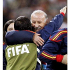 Vicente del Bosque es felicitado al finalizar el partido.