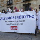 Manifestación de los trabajadores del Inbiotec en el mes de junio frente a Botines. FERNANDO OTERO