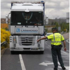 Un guardia civil retira de la carretera a un camión que acude a una manifestación.