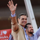 Pedro Sánchez y Luis Tudanca, ayer, en Valladolid durante un acto de partido del PSOE. NACHO GALLEGO