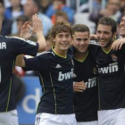 Higuaín, segundo por la derecha, celebra su tercer gol,  con Benzema, Canales, Nacho y Kaká.