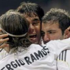 Los jugadores del Real Madrid Sergio Ramos, Kaká y Gonzalo Higuaín celebran uno de los cinco goles c