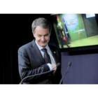 Zapatero adelantó en Bruselas las reformas que hoy explicará a los empresarios en La Moncloa.