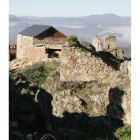 Castillo de Cornatel, con la casa colgante al fondo.
