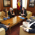 Balfagón, en el centro de la imagen, durante la reunión ayer en el Ayuntamiento de León. RAMIRO