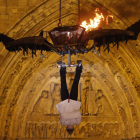 El mago Víctor Cerro durante la ejecución de su complicado número de escapismo ante la Catedral de León. JESÚS F. SALVADORES