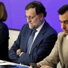 El presidente del PP, Mariano Rajoy, junto a Dolores de Cospedal y Fernando Maíllo en una reciente reunión del PP.