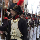 Fusileros franceses guardan ayer las armas mientras sus compañeros toman una cerveza.