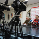 Manuel Mayo (UGT) e Ignacio Fernández (CC OO), ayer en la rueda de prensa.