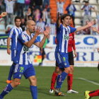 Berrocal y Pablo Infante celebran el gol que le dio a la Deportiva otros tres puntos y que le colocaba líder provisional, mientras los jugadores del Mirandés protestan al colegiado que el balón había traspasado la línea.