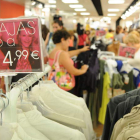 Consumidores se agolpan ante los expositores en busca de una prenda en plenas rebajas de verano en la capital de la provincia, en una imagen de archivo.