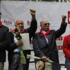 Alonso y Fernández, a ambos lados de dos militantes homenajeados por sus 20 años en el partido.