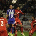 Urko Vera, que no estuvo demasiado atinado y que fue sustituido en el descanso por culpa de un problema en un tobillo, pelea de cabeza por un balón con el jugador visitante Lafita.