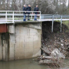 El alcalde y dos de sus ediles, ayer en el puente de Toral afectado por el desmonte.