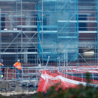 Trabajadores en la reforma de San Marcos, ayer durante la jornada laboral en las obras de la primera fase. RAMIRO