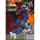 Eto'o y Ronaldinho se funden en un abrazo tras meter un gol al Getafe