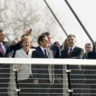 Los líderes de la Otan cruzan el puente de Las dos orillas, que une Alemania y Francia