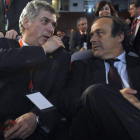Villar charla con Platini durante la asamblea de la Federación.