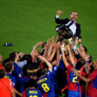 Los jugadores mantean a su entrenador Josep Guardiola