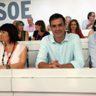 Micaela Navarro, Pedro Sánchez y César Luena al incio del Comité Federal del PSOE. RAQUEL P. VIECO