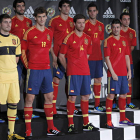 Los futbolistas de la selección posan con sus nuevas camisetas.
