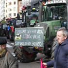 Cartel de 'Sin vacas no hay paraíso', en la tractorada del 16F por el futuro de León. JESÚS F. SALVADORES