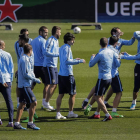 La plantilla del Atlético prepara el encuentro de hoy frente al Bayer Leverkusen.