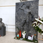 Los aficionados brasileños continúan brindándole un último homenaje a Pelé. GUILHERME DIONIZIO